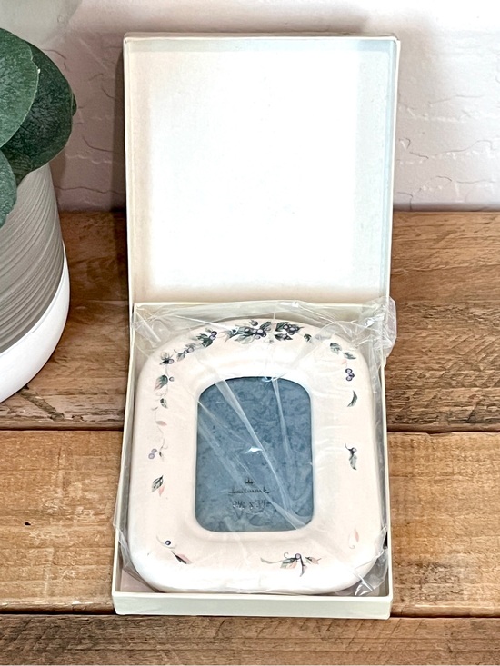 Hallmark Other - Beautiful Vintage Hallmark Ceramic Oval Berry Vine Picture Frame NIB